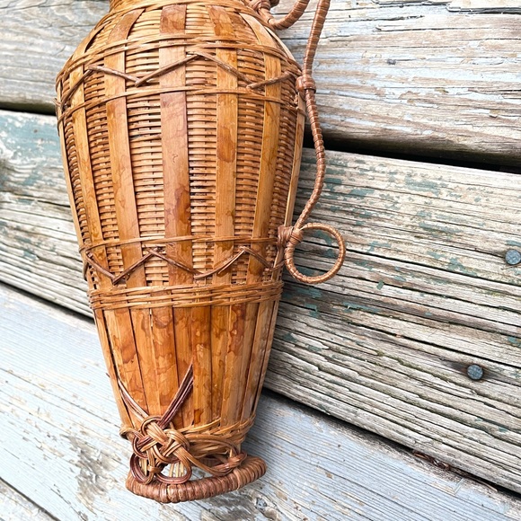 Retro Vintage Hanging Wicker Urn Shaped Wall Vase with Scrolling - Picture 10 of 13